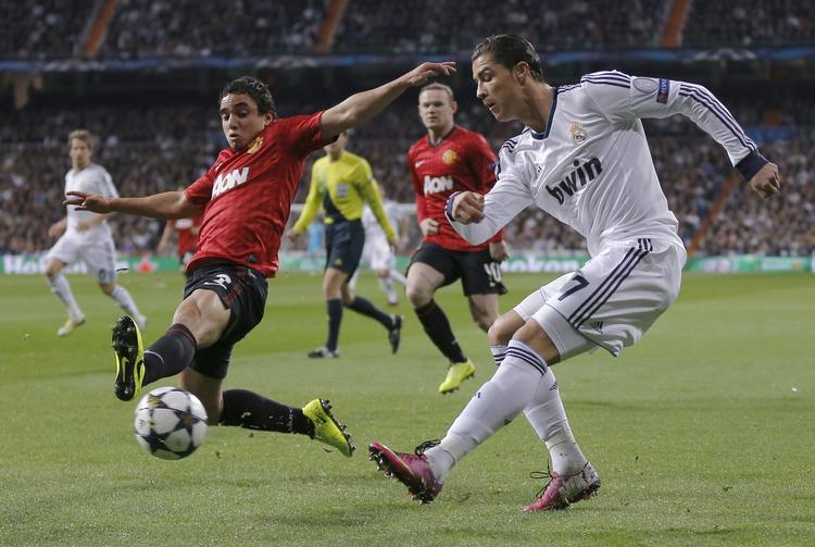 Gensyn. I den første kamp havde Rafael (tv.) samme opgave som brasilianeren får i aften; at stække Cristiano Ronaldo (th.). 