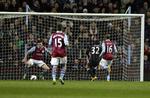 sejrsmål. Med en 1-0-sejr over Aston Villa på denne scoring af Carlos Tevez holdt Manchester City liv i håbet om at true Manchester United. 