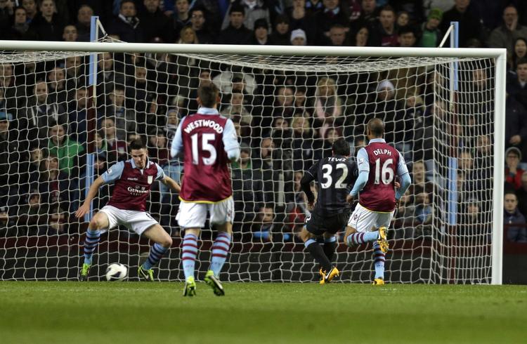 sejrsmål. Med en 1-0-sejr over Aston Villa på denne scoring af Carlos Tevez holdt Manchester City liv i håbet om at true Manchester United. 