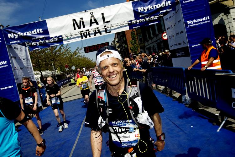 Når mennesker for eksempel løber maraton, frigives serotonin i hjernen og fremmer signalerne til musklerne om hele tiden at holde sig i gang. Men stoffet kan også virke helt modsat. 
