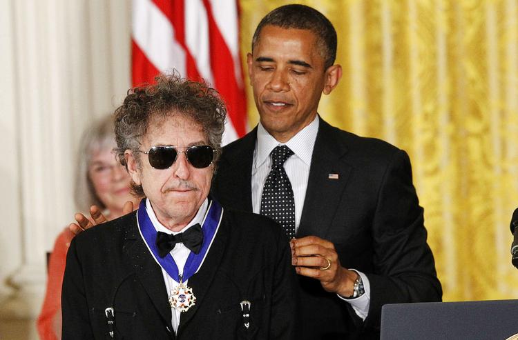 AMERIKA. Bob Dylan står for mange som  Amerikas rebelske stemme. Her  hædres han af præsident  Obama. 