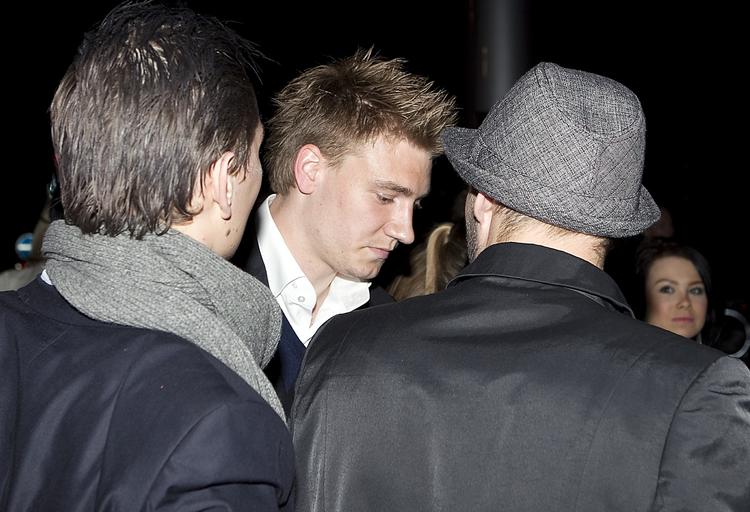 TÆNKEPAUSE. Flere sportskommentatorer kalder det en »gratis omgang«, at DBU har santioneret Niklas Bendtners promillkørsel til et halvt års tvungent ophold i tænkeboks. 