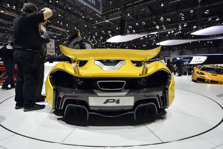 Ekstremt. Vingerne skal holde McLaren P1 på jorden, når det går stærkt. Topfarten er 348 km/t. 