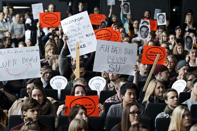 SU. De studerende er særdeles utilfredse med regeringens intention om at skære i SU'en. Nu foreslår Dansk Folkeparti, at kun studerende, der er blevet uforsætligt forsinket, skal kunne få SU længere end normeret tid. 