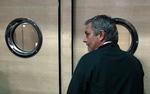 udgangen. Et nederlag i aften på Old Trafford kan koste Jose Mourinho jobbet i Real Madrid. 