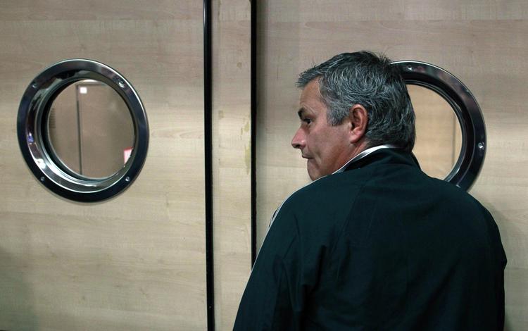 udgangen. Et nederlag i aften på Old Trafford kan koste Jose Mourinho jobbet i Real Madrid. 