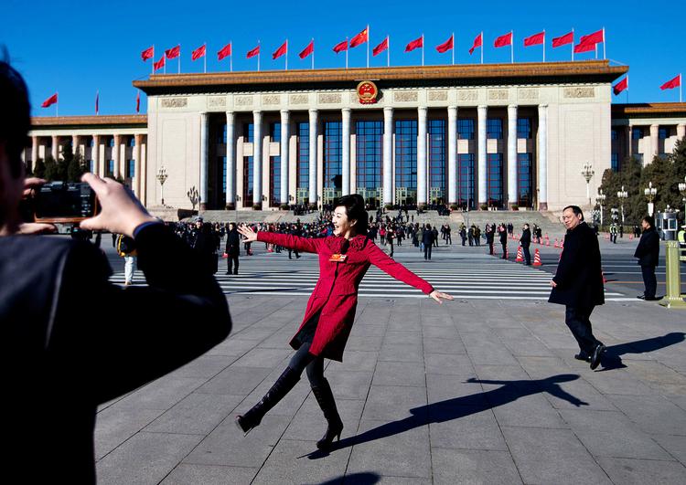 Overklasse.  I Beijing poserer en af de 3.000 delegerede, som i dag indleder Kinas Folkekongres. Kongressen har tidligere været et mode- og luksusshow, hvor Kinas privilegerede klasse viste dyrt tøj og dyre vaner. Men det har generalsekretær Xi Jinping nu slået ned på. 