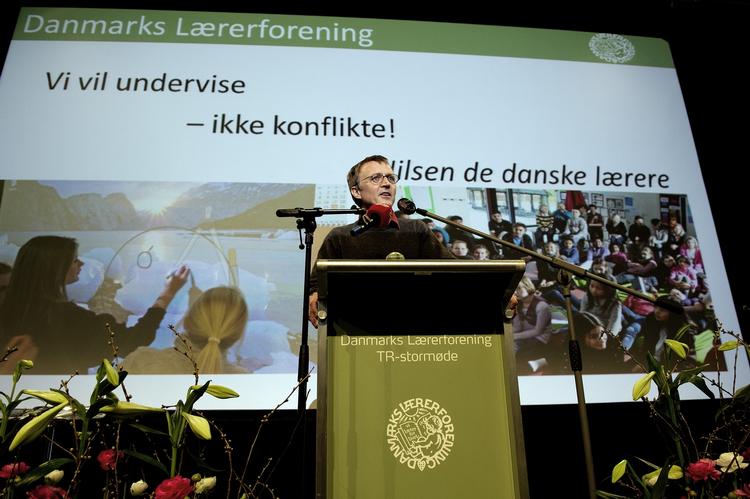 Hvis lærernes arbejdstidsregler ændres, som KL ønsker det, vil formanden for Danmarks Lærerforening Anders Bondo Christensen ikke længere anbefale unge at tage en læreruddannelse. 