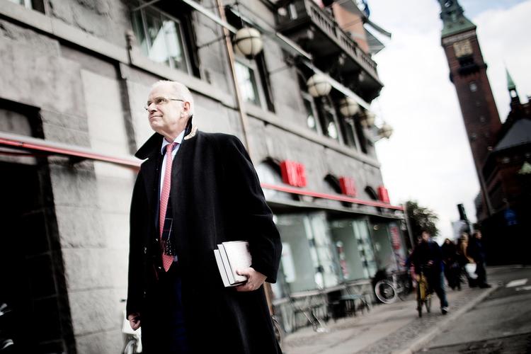 Jørgen Ejbøl foran JP/Politikens Hus. Halvdelen af mediekoncernen er ejet af Jyllands-Postens Fond, hvor Jørgen Ejbøl er formand. 