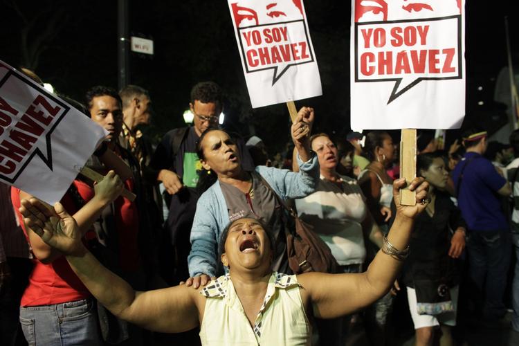 Gråd. Der er seriøse følelser på spil på gaden i Venezuelas hovedstad, Caracas efter den Hugo Chavez' død. 