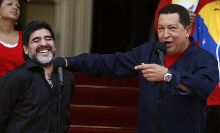 venner. Venezuelas afddøde præsident Hugo Chavez var nære venner med det argentinske fodboldikon og en af verdens bedste spillere gennem tiden, Diego Maradona. (arkivfoto) 