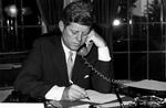 Politik. Kennedy kunne selv slukke og tænde for mikrofonerne, der var  installeret i det ovale kontor. 