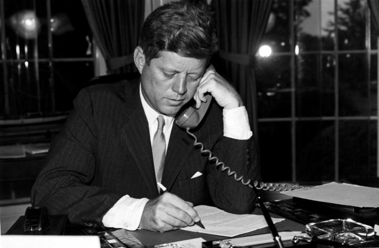 Politik. Kennedy kunne selv slukke og tænde for mikrofonerne, der var  installeret i det ovale kontor. 