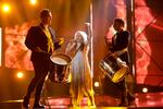 SS-uniformer. Her ses Emmelie til generalprøven før det danske Melodi Grand Prix, med trommeslagerne i de SS-lignende kostumer. Det, der gør, at de minder om de tyske uniformer fra 2.Verdenskrig, er båndet omkring nederste del af venstre ærme, som kan anes her på billedet. Se også illustration nedenfor. 