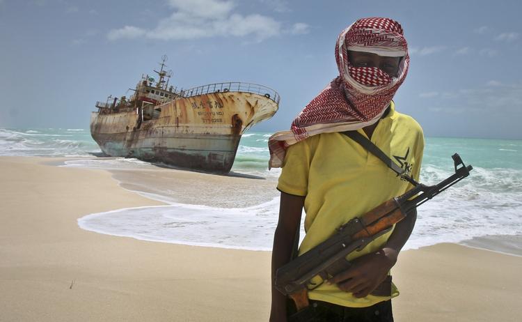 pirateri. En maskeret somalisk pirat ved den somaliske kyst. (arkiv) 