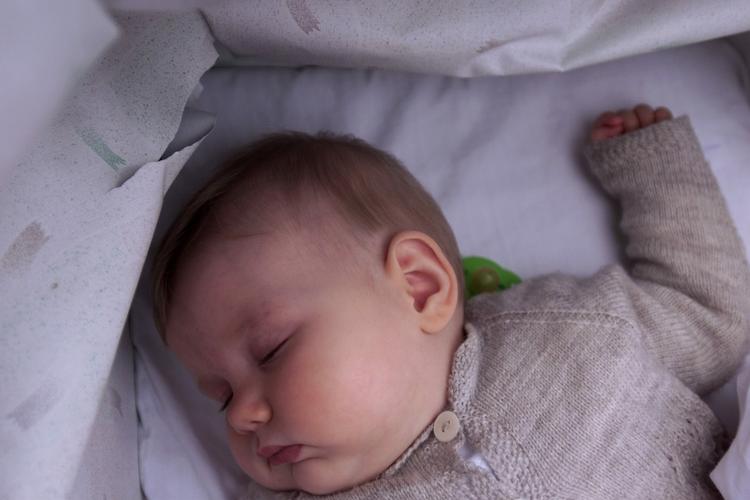 Babyalarm. Parfume kan give hudallergi, og Forbrugerrådet og Miljøstyrelsen opfordrer derfor forældre til at gå uden om sådanne stoffer, når de skal købe hudplejeprodukter de til små. 