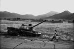 AFGHANISTANKRIG. Sovjetunionens besættelse af Afghanistan kom til at vare ni år og kostede 15.000 sovjetsoldater og sendte millioner af afghanere på flugt. Her ses resterne af en sovjetisk kampvogn nord for Kabul. 