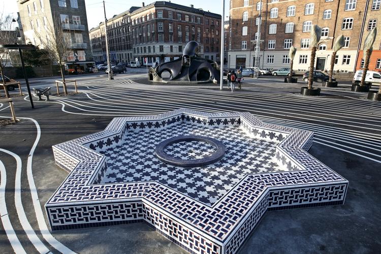 Bagom. Via en app kan man få masser af historier om Superkilens indretning. Vidste du for eksempel, at det marrokanske springvand er bygget over det arabiske symbol, Rub el Hizb, der består af to overlappende firkanter med en rund ring i midten. Symbolet går igen i en række arabiske emblemer, og det angiver blandt andet slutningen på hvert kapitel i islams hellige bog, Koranen. 