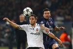 Målscorer. En scoring og en advarsel for at side trøjen i jubel blev det til for argentineren Ezequiel Lavezzi (th.) i 1-1-kampen mod Valencia. 