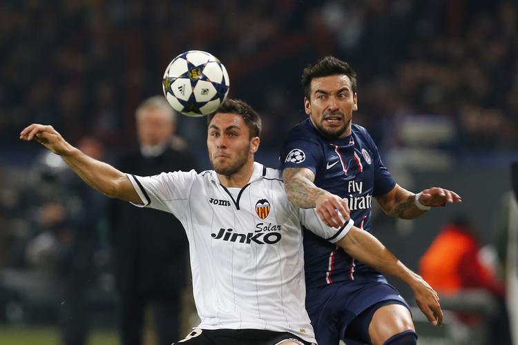 Målscorer. En scoring og en advarsel for at side trøjen i jubel blev det til for argentineren Ezequiel Lavezzi (th.) i 1-1-kampen mod Valencia. 