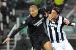 målscorer. Det første mål i Torino scorede Alessandro Matri (th.), da han fulgte op efter en målmandsredning. 