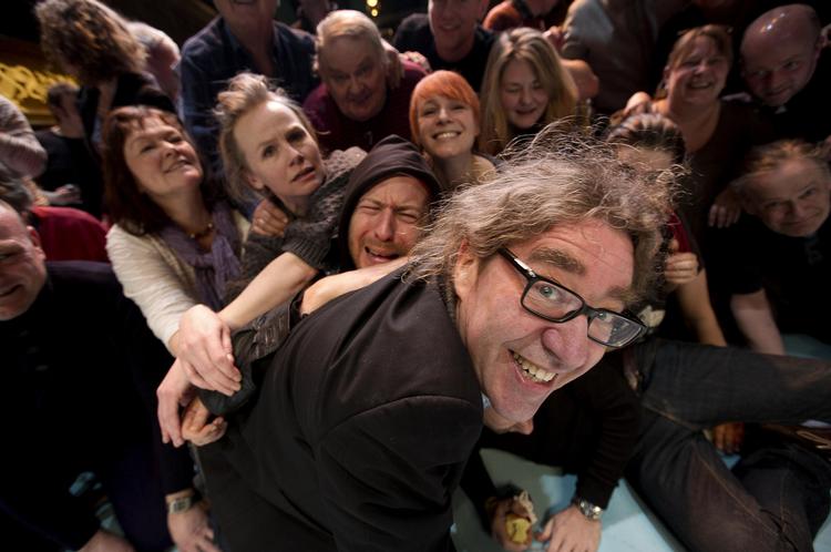 DNA-dynge. Peter Langdal  er storforbruger af mennesker og opfatter dem som en gave, uanset om han er i familie med dem, arbejder sammen med dem eller møder dem tilfældigt på sin vej. 