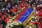 LIGFØLGE. Hugo Chavez' kiste børes til det militærakademi, hvor han skal ligge lit de parade indtil begravelsen. 