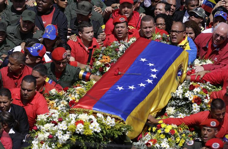 LIGFØLGE. Hugo Chavez' kiste børes til det militærakademi, hvor han skal ligge lit de parade indtil begravelsen. 