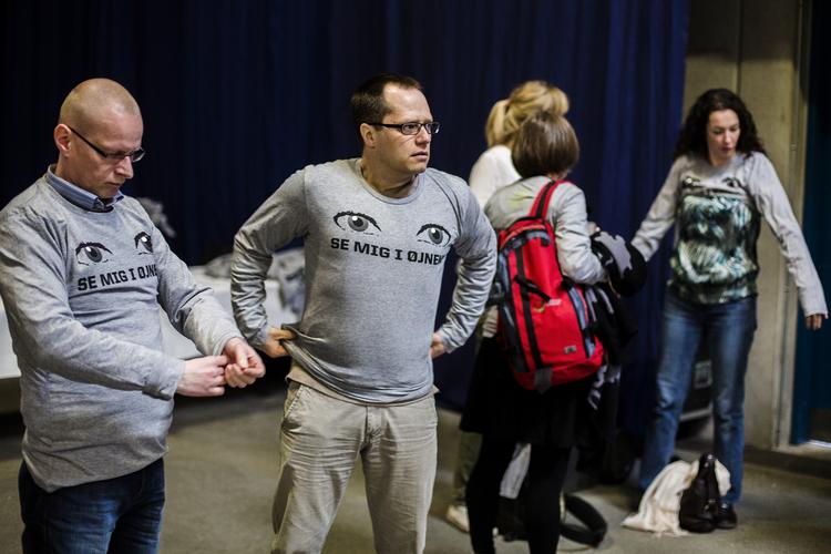 Myter. Danskerne har taget myter til sig, siger lærerformanden om resultatet af en ny måling. Her er vi til stormøde for lærerne i Odense Congress Center forleden dag. 