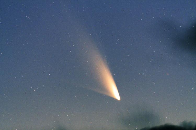 FORSKNING. Kom livets byggesten til Jorden med kometerne? Ny forskning viser, at det kan være tilfældet. Her passerer Pan-Starrs-kometen Jorden over Queenstown i New Zealand i 2013. 
