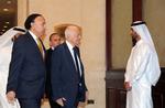 UDMELDING. Den Arabiske Ligas generalsekretær, Nabil Elaraby (midtfor), ankommer til hovedstaden Doha i Qatar, hvor han skal drøfte den syriske konflikt med en række arabiske ministre. De har nu besluttet at give Syriens sæde i forsamlingen til oppositionen. 