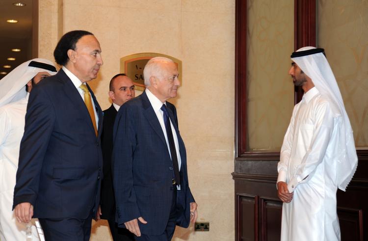 UDMELDING. Den Arabiske Ligas generalsekretær, Nabil Elaraby (midtfor), ankommer til hovedstaden Doha i Qatar, hvor han skal drøfte den syriske konflikt med en række arabiske ministre. De har nu besluttet at give Syriens sæde i forsamlingen til oppositionen. 
