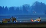 FLYSTYRT. Det var landingen, som gik galt, da to personer i går blev dræbt i et flystyrt ved Roskilde. 