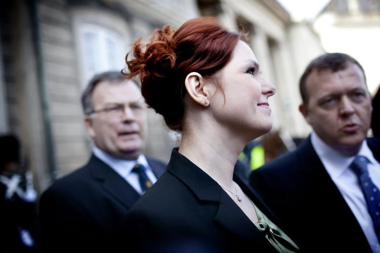 Kontanthjælp. Både Venstres Inger Støjberg og de konservatives Benedikte Kjær tager godt imod regeringens forslag om at tvinge indvandrere til at lære dansk. Men det er ikke nyt, siger de. 