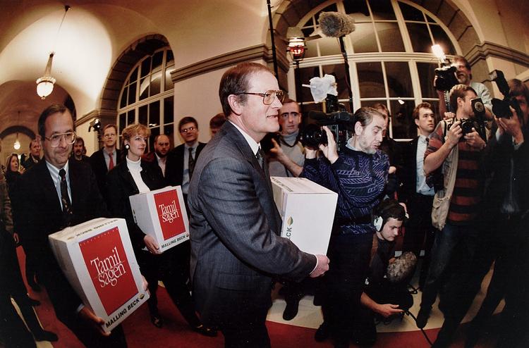 Historie. Den 14. januar 1993 ankom Højesteretsdommer Mogens Hornslet med den 6.000 sider lange tamilrapport til Christiansborg. 