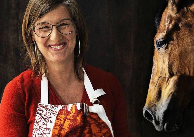 Kok. Tina Scheftelowitz blandt andet udgivet ’Suveræn surprise’ og ’Suveræne salater året rundt’. Hun er uddannet køkkenleder fra Suhrs Husholdningsskole i 1986 og stod bag kaffeimperiet Amokka, indtil selskabet blev solgt i 2005.