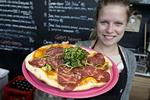 Hyp'et. For 79 kroner kan man få sig en pizza med røget hestefilet i Torvehallerne. Her ses servitrice Eva Grøn med pizzaen. 