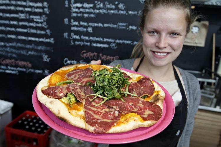 Hyp'et. For 79 kroner kan man få sig en pizza med røget hestefilet i Torvehallerne. Her ses servitrice Eva Grøn med pizzaen. 