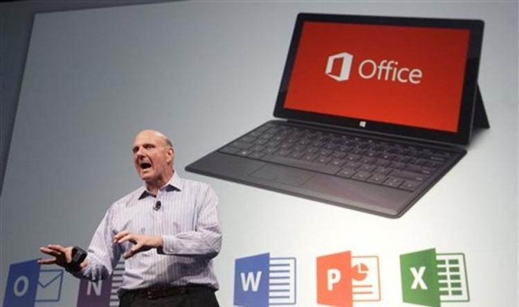 KOVENDING. Microsofts topchef, Steve Ballmer, under introduktionen af Office 2013 og Office 365 i San Francisco sidste år - da de gamle brugerlicensregler stadig gjaldt. (Foto: Jeff Chiu/AP Photo) 