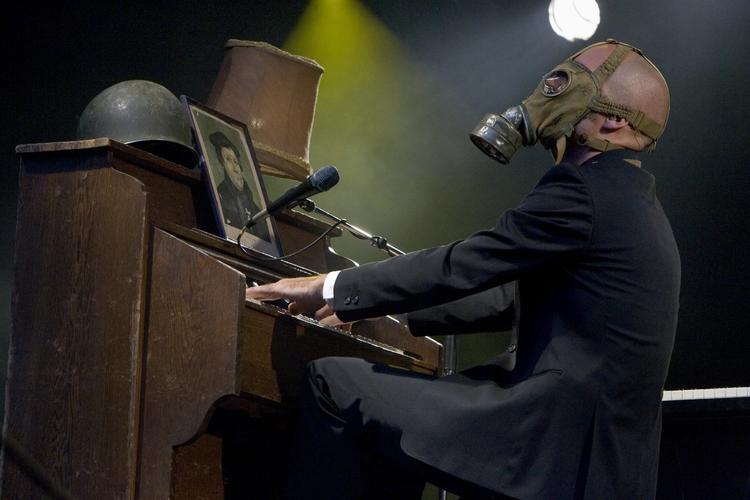 Kaizers. Bandet er kendt for at få publikum til at danse, og for, især før i tiden, at benytte særegne elementer på scenen, såsom gasmasker, olietønder og koben. (arkiv) 