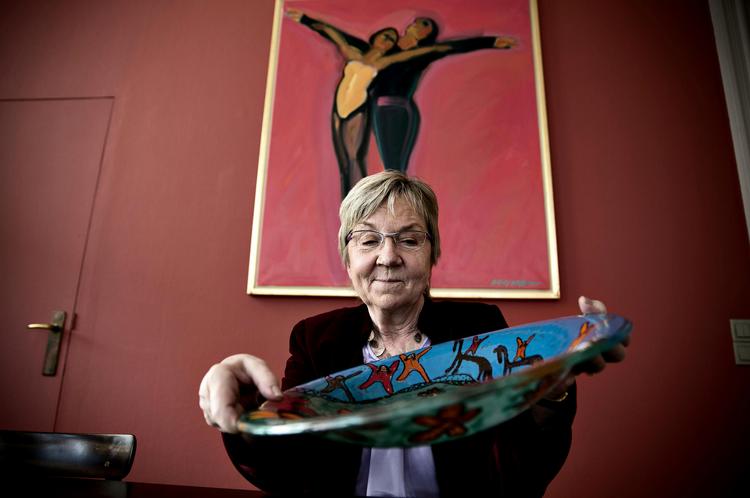 Smukt. Jeg synes, det er rigtig, rigtig flot, fortæller kulturminister Marianne Jelved om det keramiske fad, som hun har fået af fire unge piger: Sara, Kit og Maria og Elice. 