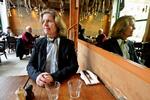 Kritisk. Dyrt gourmetvand og manglende hygiejne er noget af det, der kan få Lone Skov Al Awssi til at klage på stedet, når hun er ude at spise. Jeg har det godt med at sige det, for det giver stedet en chance for at rette op, fortæller hun.  Foto: Jens  Dresling 