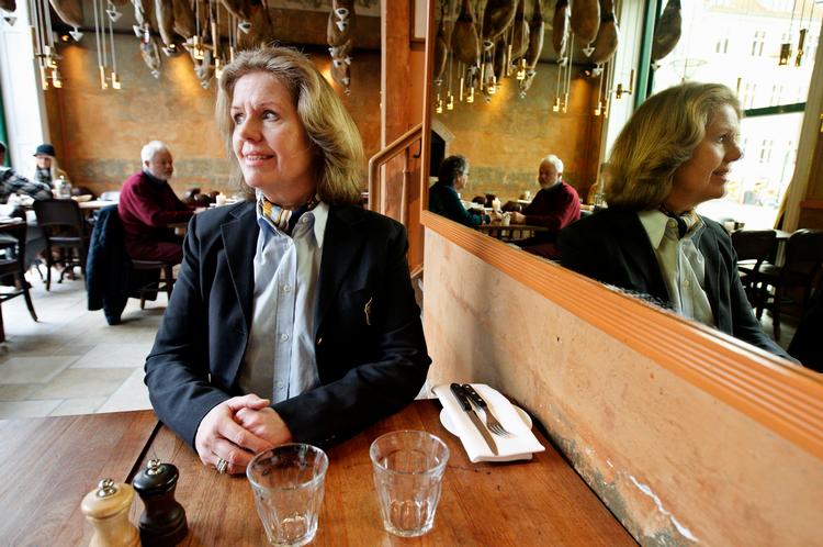 Kritisk. Dyrt gourmetvand og manglende hygiejne er noget af det, der kan få Lone Skov Al Awssi til at klage på stedet, når hun er ude at spise. Jeg har det godt med at sige det, for det giver stedet en chance for at rette op, fortæller hun.  Foto: Jens  Dresling 
