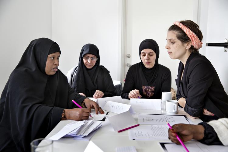 Hjælp. På Café Nora ved Mjølnerparken i København kan indvandrerkvinder på kontanthjælp blandt andet komme for at modtage danskundervisning. 