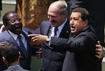 Venner. Hugo Chavez (til højre) var berygtet i vesten for sin omgangskreds. Her er han sammen med Hvideruslands Aleksander Lukashenko og Zimbabwes Robert Mugabe. 