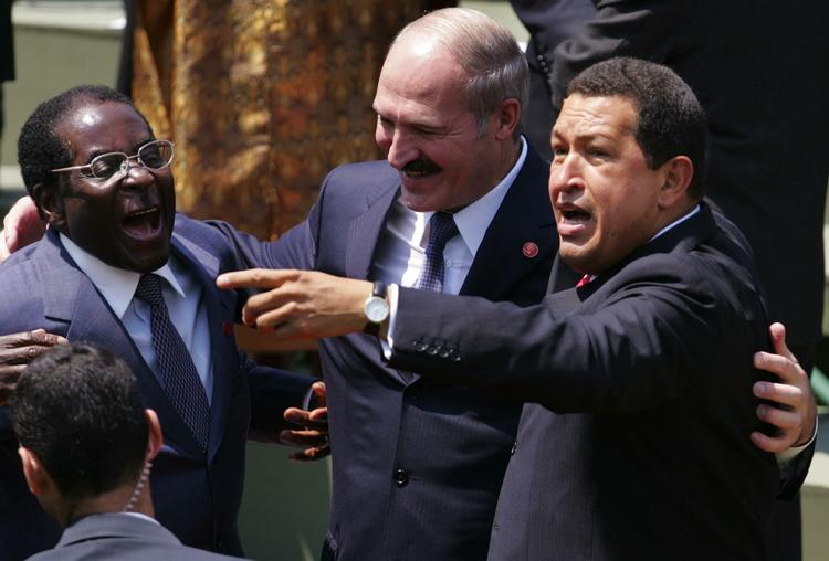 Venner. Hugo Chavez (til højre) var berygtet i vesten for sin omgangskreds. Her er han sammen med Hvideruslands Aleksander Lukashenko og Zimbabwes Robert Mugabe. 