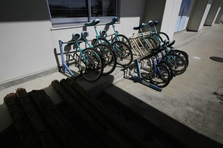 Ethjulede cykler står forladte tilbage i Yamakiya. 