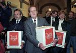 Danmarkshistorie. Højesteretsdommer Mogens Hornslet ankommer 14. januar 1993 til Folketinget med akterne i Tamil-sagen. Senere på dagen gik statsminister Poul Schlüter (K) af. : 