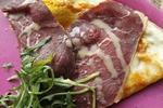 Vrinsk. På spisesteder i København kan man smage forskellige tilbedredninger af hestekød - for eksempel røget filet på pizza og hesteterrine. 