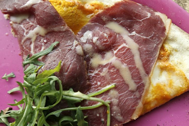 Vrinsk. På spisesteder i København kan man smage forskellige tilbedredninger af hestekød - for eksempel røget filet på pizza og hesteterrine. 